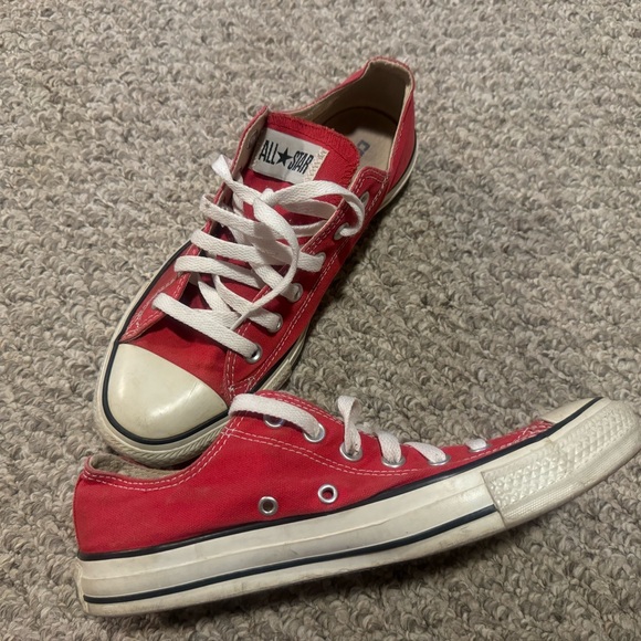 Converse low tops. Red. Men’s size 7 - Picture 3 of 3